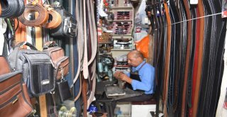 Küçük Ama Marifetli İş Yerinde Geçimini Sağlıyor