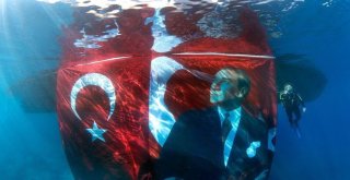 Denize Batırılan 45 Tonluk Tankta ‘Zafer Pozu