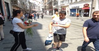 Srebrenitsa Katliamında Hayatını Kaybedenler İçin Taksimde 8 Bin 372 Karanfil Dağıttılar