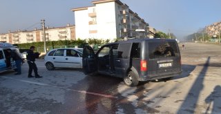 İnegölde İki Araç Kafa Kafaya Çarpıştı: 1 Yaralı