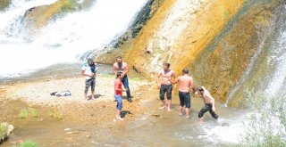 Serinlemek İsteyenler Şelaleye Akın Ediyor