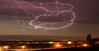 Geceyi Şimşekler Aydınlattı