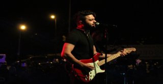 Şölenlerde Sahne Sırası İlyas Yalçıntaş Ve Azerindeydi