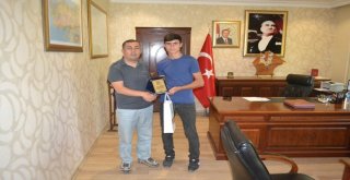 İki Çocuğu Boğulmaktan Kurtaran Vatandaşlara Plaket Verildi