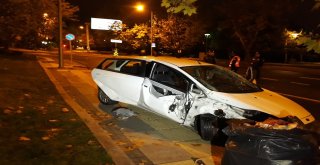 Kontrolden Çıkan Otomobil Kaldırıma Çarparak Havalandı: 2 Yaralı