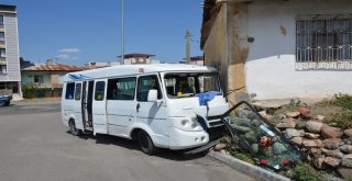 Yolcu Minibüsü Evin Duvarına Çarptı: 5 Yaralı