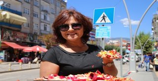 Yaya Geçitlerine Gül Yaprakları Dökerek Farkındalık Eylemi Yaptılar