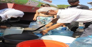 Susuzluktan Kavrulduklarını Belirten Mahallelinin İmdadına Ayvalık Belediyesi Su Tankerleriyle Yetişti