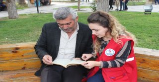 Erzincanda Gençler Parkta Vatandaşlarla Kitap Okudu