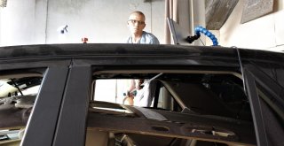 Yüz Binlerce Lira Değerindeki Araçları Orijinalliğini Bozmadan Tamir Ediyor