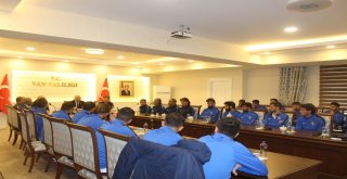 Van Büyükşehir Belediyespor Heyetinden Vali Zorluoğluna Ziyaret