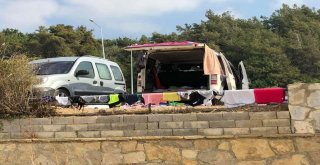Otellerde Yer Kalmayınca Sahile Yerleştiler