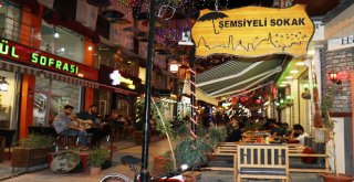 Şemsiyeli Sokakta Canlı Müzik Hizmeti