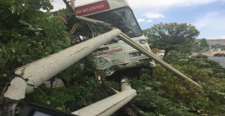 Trafik Kazasında Yolcu Otobüsü Refüje Çıktı