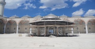 Çamlıca Caminin Halıları Serilmeye Başlanıyor