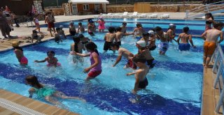 Buldanda Çocuklar Yüzme Öğreniyor