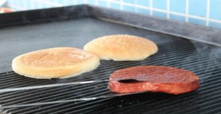 Osmanlı Hamburgeriyle Geleneksel Türk Tadlarını Yeni Nesile Aktarmaya Çalışıyor