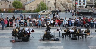 Minik Şef Askeri Bandoyu Yönetti