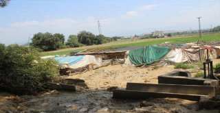 Patlayan İçme Suyu Hattı Koyunların Bulunduğu Ağılı Sular Altında Bıraktı