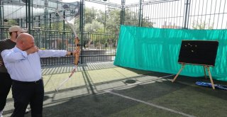 Başkan Çolakbayrakdar Okçuluk Kursunu Ziyaret Etti, Hedefi 12Den Vurdu
