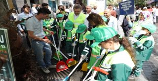 15 Eylül Dünya Temizlik Gününde Minikler Başkan Usta İle Sokaklardaki Çöpleri Topladı