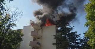 Zift Kağıtlarının Tutuştuğu Çatıda Yangın Çıktı