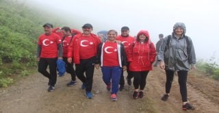 Dünyanın En Tehlikeli Yolunda Sis Ve Yağmura Rağmen Yürüdüler