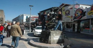 Kayseride Kaldırılan Kadın Heykeli Tartışması Büyüyor