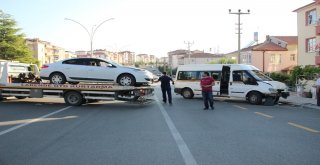 Otomobil İle Çarpışan Minibüs Yolun Karşı Şeridinde Başka Bir Otomobile Çarptı: 2 Yaralı