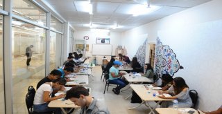 (Özel Haber) Dünyanın Dört Bir Yanından Gelen Öğrenciler Çini Yapmayı Öğrendi