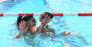 Bayraklıda Engelli Çocuklara Yüzme Kursları İlgi Görüyor