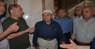 Cami Cemaati Camide Yönetime Tepki Gösterdi