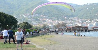 Turistlerin Yamaç Paraşütü Keyfi