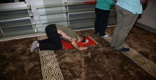 Konyada Çocuklar Sabah Namazına Ellerinde Türk Bayraklarıyla Geldi