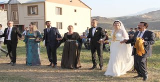 Yüksekovalı Avukat Çifte Renkli Kır Düğünü