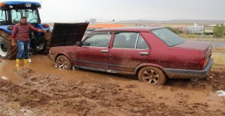 Çamurdan Kurtarmak İstediği Otomobilini Yaktı