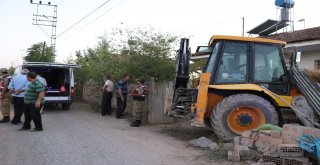 Kepçe Eve Girdi, Avludakileri Ezdi: 1 Ölü, 2 Yaralı