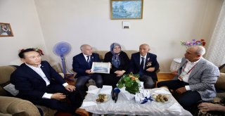 Güney Koreliler Kore Gazisi Önünde Yere Kapaklanarak Saygılarını Gösterdi