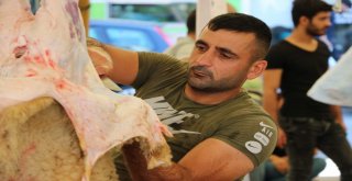 Manisalı Vatandaşlar Kurban İbadetini Yerine Getiriyor