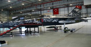 İstanbul Airshowda Milli Uçak Hürjetten Gövde Gösterisi