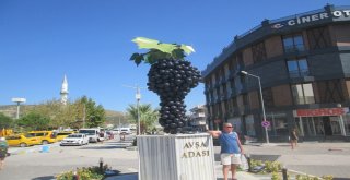 Avşada Üzüm Salkımı Heykeli