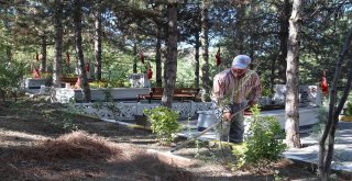 Bayram Öncesi Mezarlıklar Bakıma Alındı
