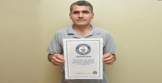 Tek Ayakla 1 Dakikada 252 Kez İp Atlayarak Rekor Kırdı