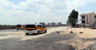 Vatandaş İnat Etti, Ev Yolun Ortasında Kaldı