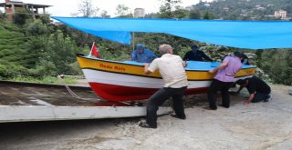 Diş Teknisyeni Evinin Altında Yaptığı Kayığı Denize İndirmek İçin Bin 500 Metre Karadan Yürüttü