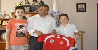 Başkan Çiftçi Öğrencilere Forma Hediye Etti