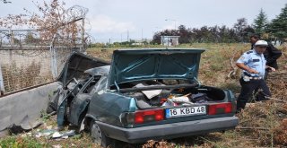 Bursada Duvara Çarpan Otomobil Hurdaya Döndü