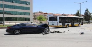 Karamanda Lüks Otomobil, Belediye Otobüsüne Çarptı: 2 Yaralı