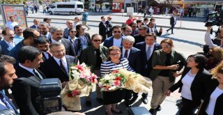 Cumhurbaşkanı Yardımcısı Oktay, Bakan Pekcan İle Birlikte Türk Bayrağı Logolu Aşure Dağıttı