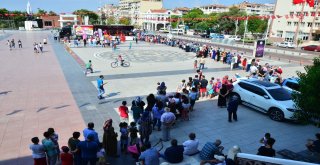 Bedava Dondurma Kuyruğu Metrelerce Uzadı
